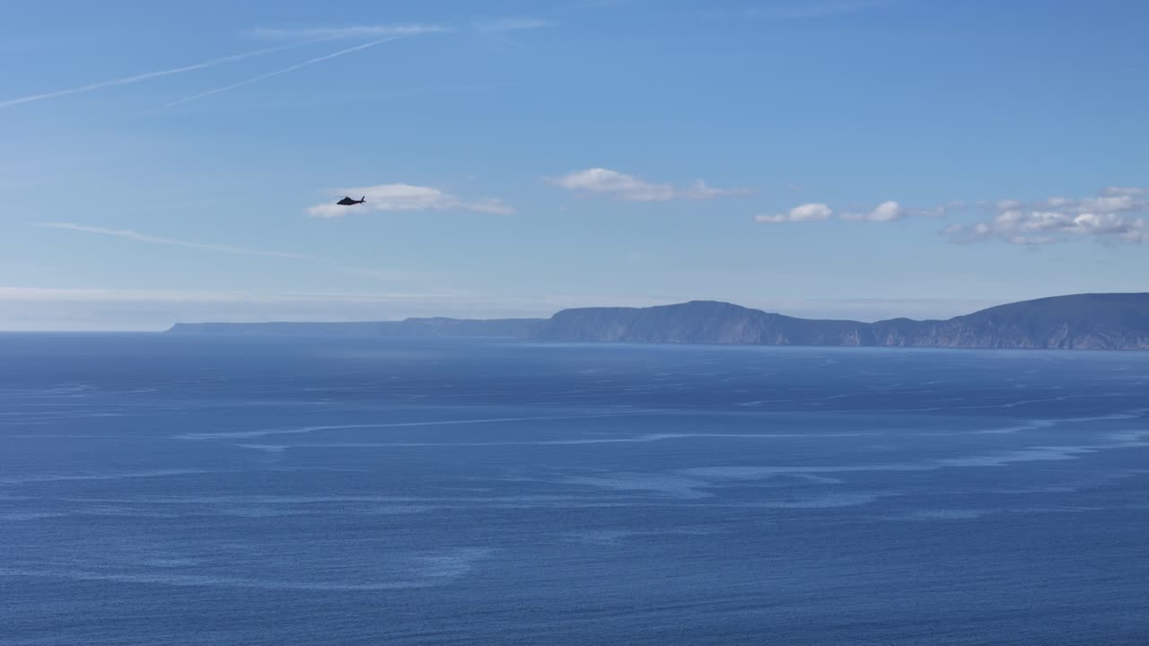 바다 위를 날아다니는 헬리터