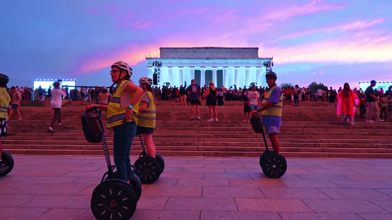 Washington, USA, 13. juni 2026: Førere av selvbalanserende sparkesykler ved Lincoln Memorial-arrangement, hjelmkledde guider står foran trapper og en folkemengde.