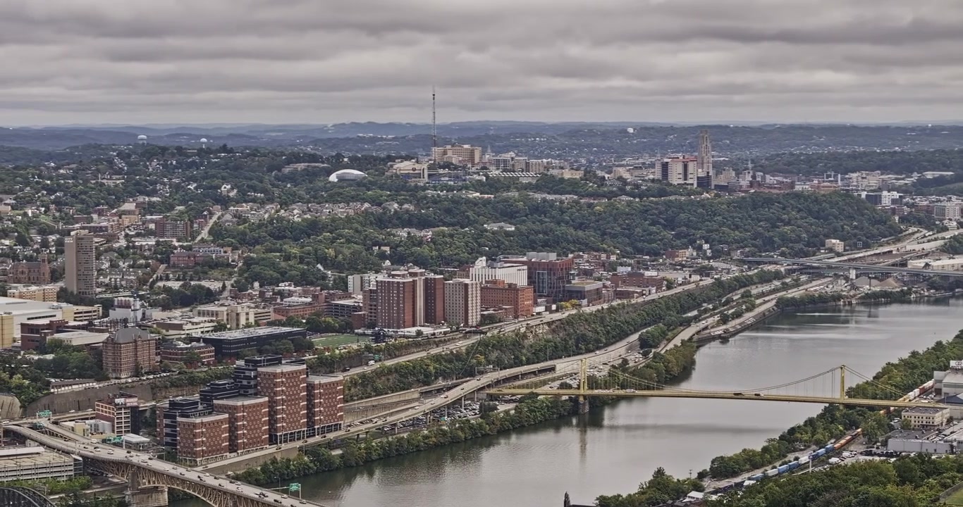 Pittsburgh Pennsylvania Aerea v128 sorvolo con teleobiettivo attraverso Mount Washington e Allentown verso Uptown, il fiume e il quartiere universitario - Ripreso con Mavic 3 Pro Cine - 25 settembre 2023.