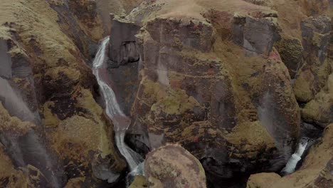 sobrevuelo aéreo cinematográfico del impresionante cañón islandés