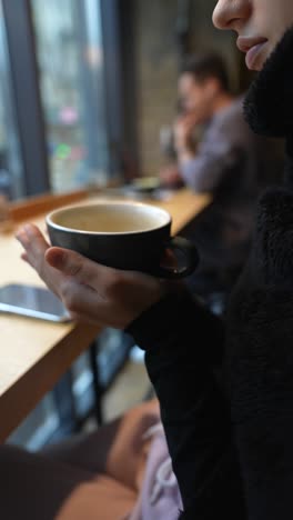 mujer disfrutando de café en una cafetería