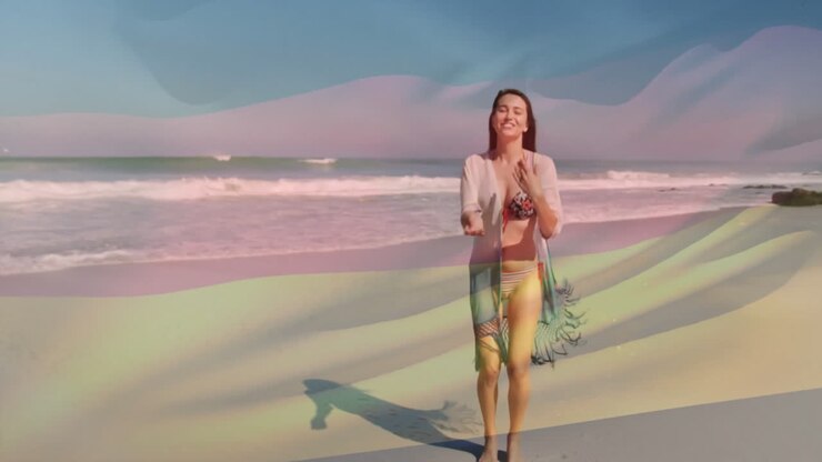 Una donna che cammina sulla spiaggia, circondata da un'animazione di onde colorate in sovrapposizione.