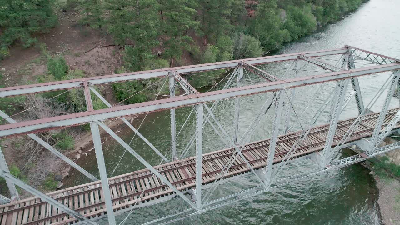 시골 콜로라도에서 강을 건너는 철교의 드론 보기