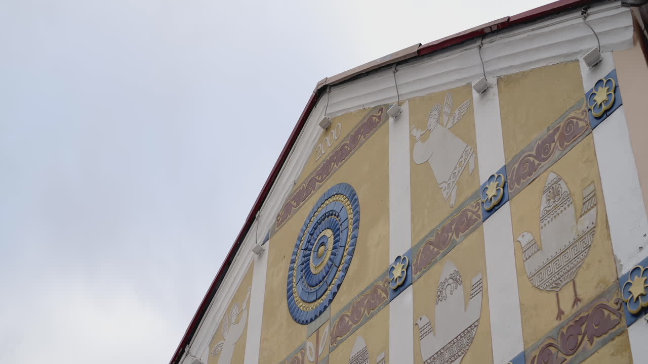 fachada del edificio ornamentada con diseños pintados