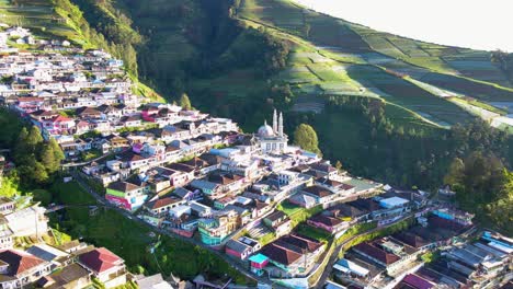 Vista-Aérea-De-Nepal-Van-Java-En-La-Ladera-De-La-Montaña-Sumbing---Indonesia