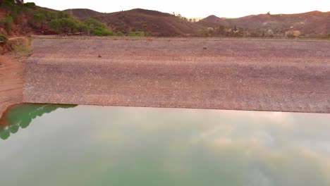 presa de un embalse de bajo nivel de agua en algarve