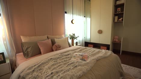 Lindo-Y-Elegante-Diseño-Interior-De-Dormitorio-Principal-En-Colores-Pastel