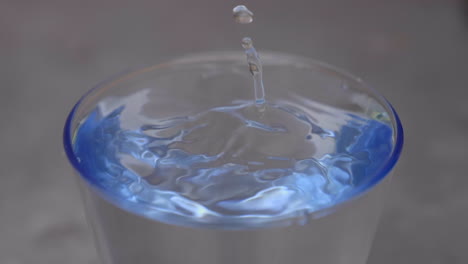 Primer-Plano-De-Una-Gota-De-Agua-En-Un-Vaso