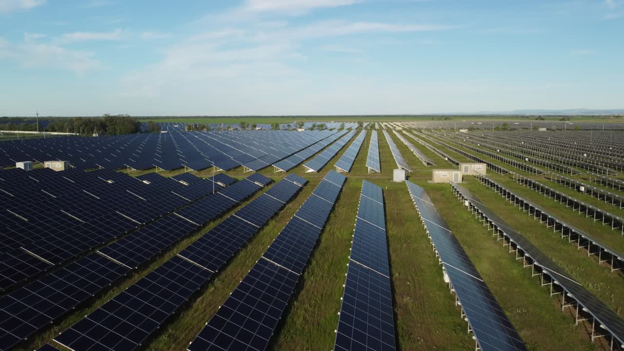 Luftfoto ovenfra af et solcellekraftværk. Fotovoltaiske solpaneler ved solopgang og solnedgang på landet set ovenfra. Moderne teknologi, klimahensyn, bevarelse af jorden, koncept for vedvarende energi.