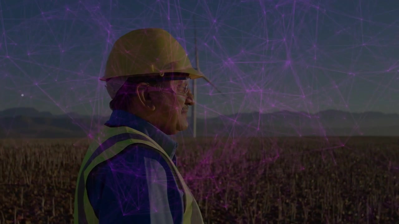 Energitekniker med hat inspicerer turbine, mens kameraet skifter, og et lilla web-overlay vises over billedet.