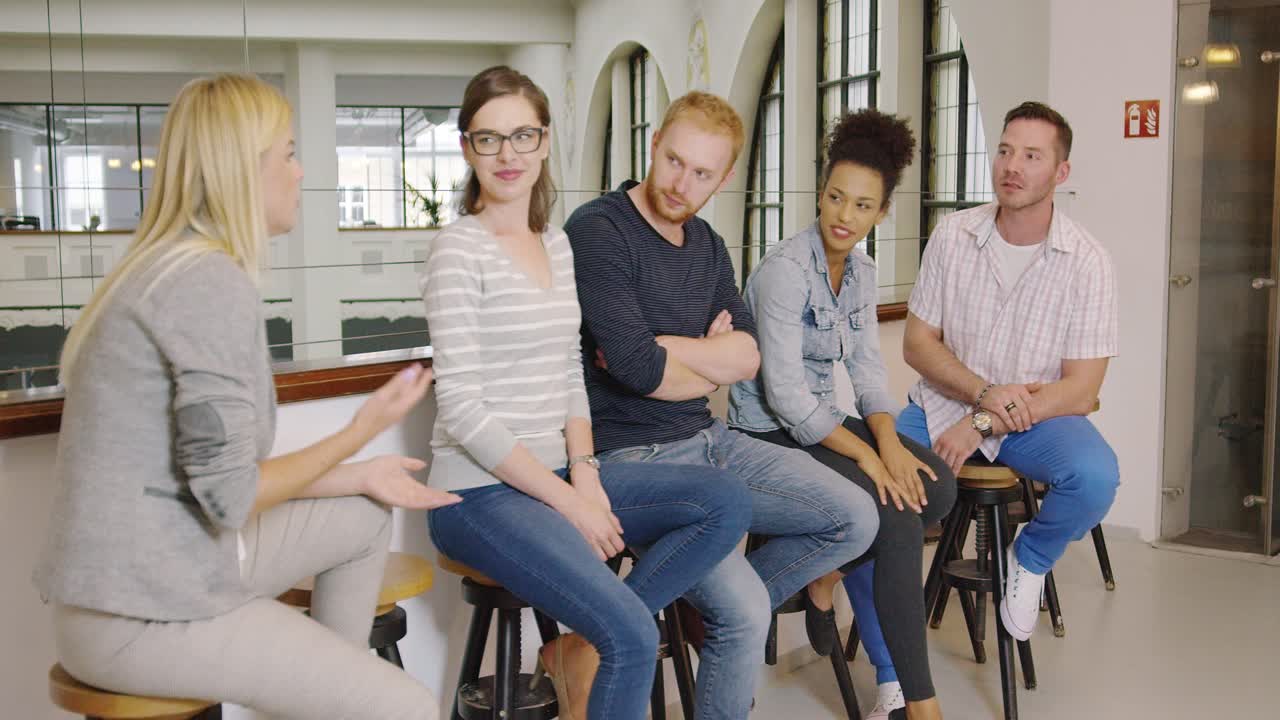 동료의 말을 듣고 있는 사람들