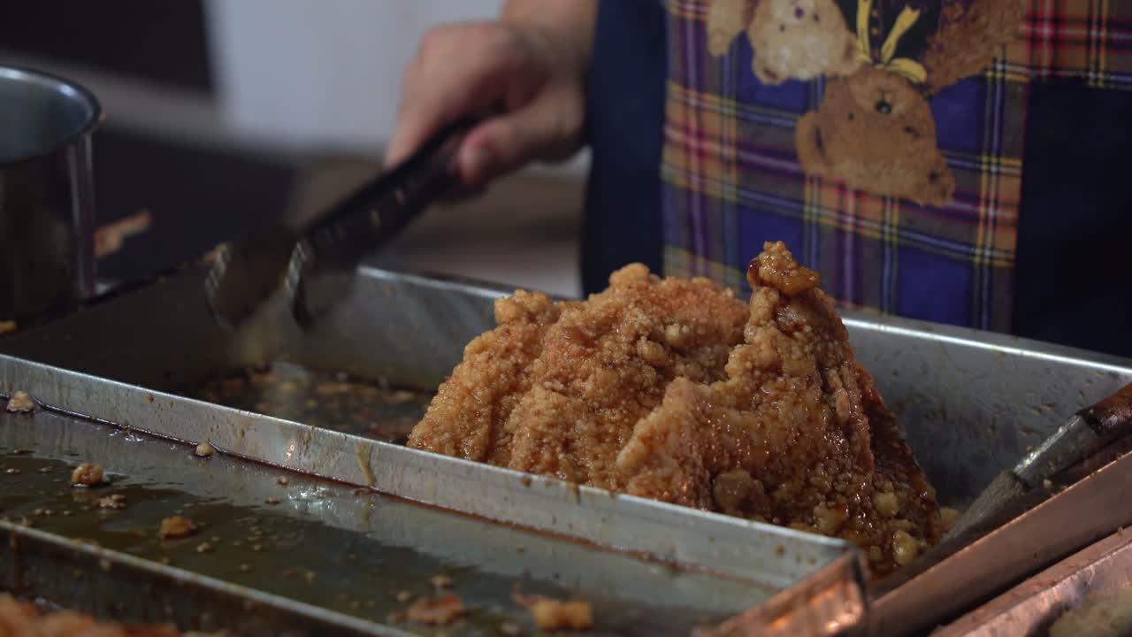 맛있는 꿀 코팅된 프라이드 치킨 요리가 진행 중, 바삭한 치킨 필레를 간장 꿀 소스에 담그고 풍미를 흡수하고 아시아의 유명한 대만 거리 야시장에서 구울 준비를 합니다.