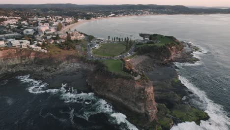 Sonnenaufgangsdrohne-Schoss-Auf-Die-Klippen-Und-Die-Küste-Des-Skillion-In-Terrigal,-NSW,-Australien