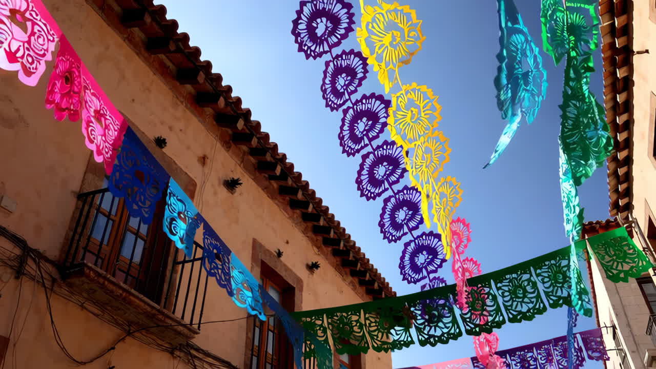 Decorações Coloridas de Papel Picado em uma Cidade Mexicana