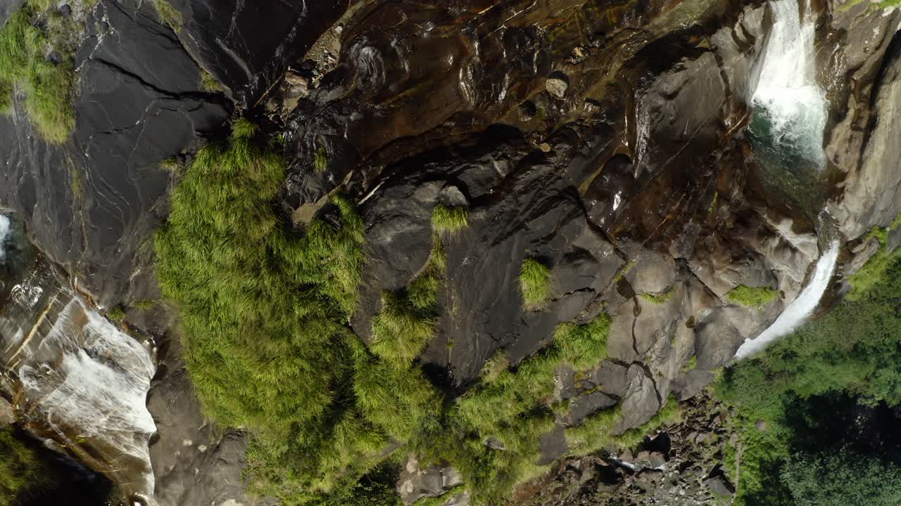vista desde arriba de las cascadas de aquafraggia en sondrio, lombardía, norte de italia - toma de avión no tripulado