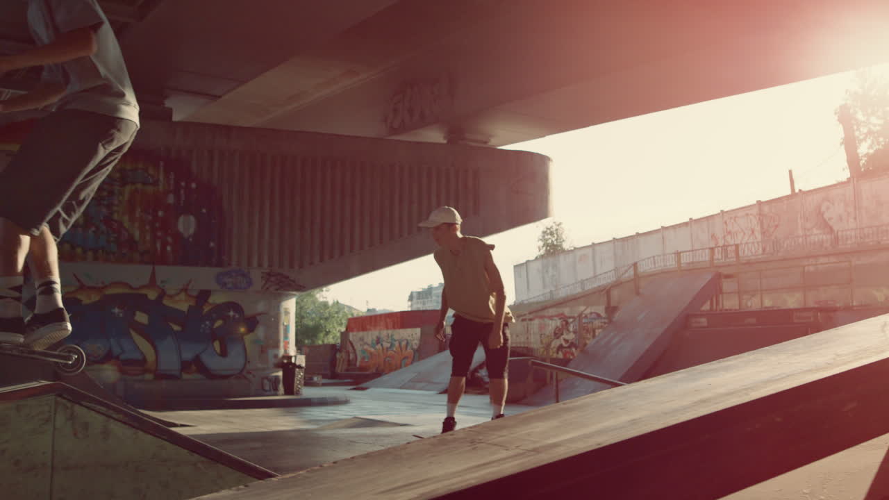 adolescentes deportivos practicando la competencia juntos en el parque de patinaje urbano.