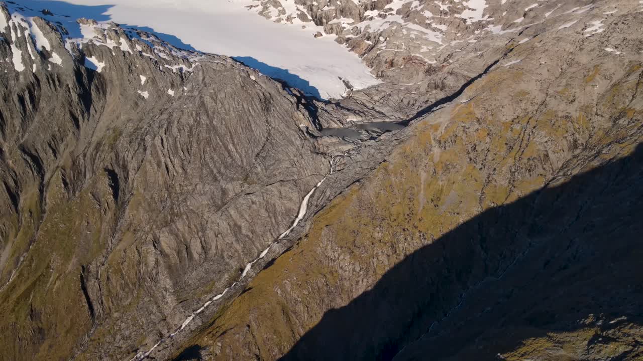 vista aérea del glaciar en el pico brewster en la costa oeste de nueva zelanda