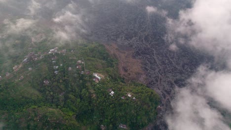 Vista-Superior-De-Un-Pueblo-De-Montaña-Cerca-Del-Monte-Batur-En-Bali,-Indonesia