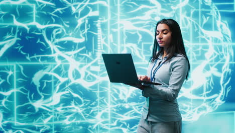desarrollador de software que resuelve tareas en una computadora portátil, ejecutando inteligencia artificial