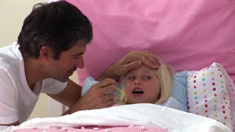 padre guapo cuidando a su hija