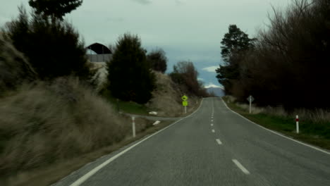una vista en primera persona de conducir por el hermoso país de nueva zelanda