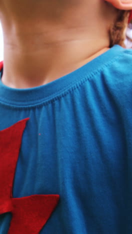 un niño fingiendo ser un superhéroe.