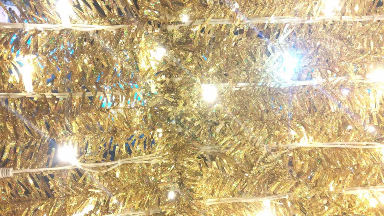 яркая ночная светящаяся освещение вечером в городе. красочные блестящие рождественские украшения. неоновые светящиеся мигающие уличные украшения крупного плана