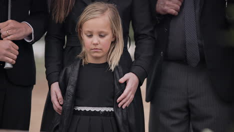 Luto,-Pena-Y-Familia-Con-Niña-En-El-Funeral.