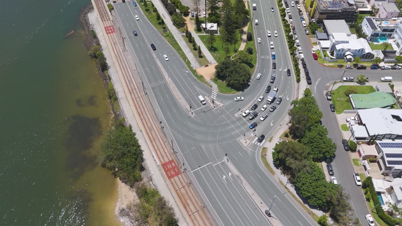 물 근처 에 있는 복잡 한 도로 교차로 를 이동 하는 자동차