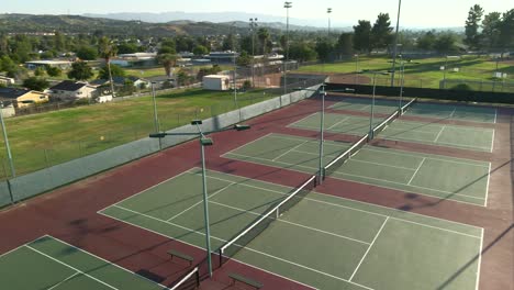 Vista-Aérea-De-Canchas-De-Tenis-Vacías-En-La-Soleada-Santa-Clarita,-California,-EE.UU.