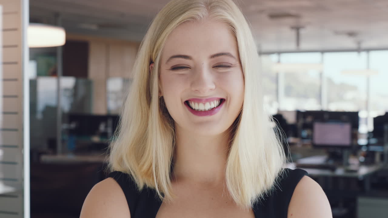 mujer de negocios, cara o riendo en la oficina moderna