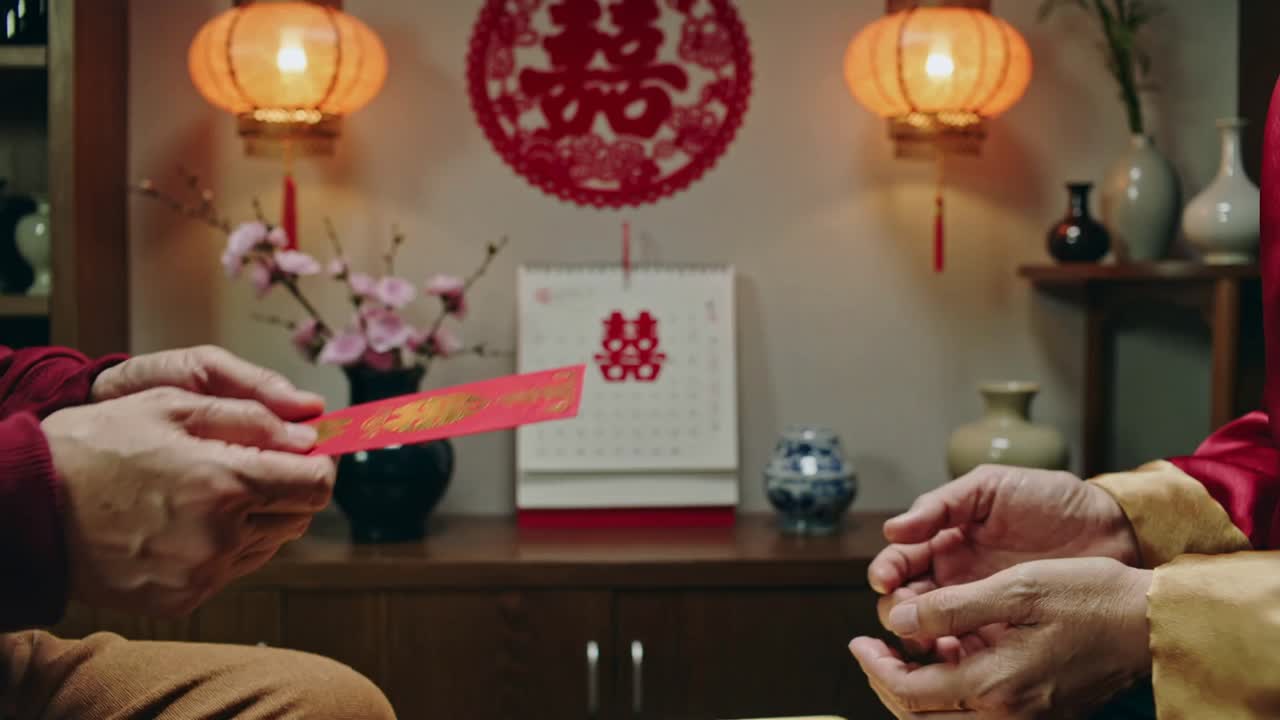 Trao đổi phong bao đỏ tại buổi tiệc gia đình, tay áo màu hạt dẻ gặp cổ tay áo ánh đỏ vàng.