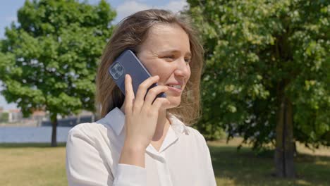 Frau-Erklärt-Geschichte-Per-Telefon,-Trägt-Elegante-Arbeitskleidung,-Zeitlupe