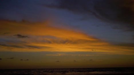 Una-Puesta-De-Sol-En-La-Playa-De-Goa-Con-El-Cielo-Lleno-De-Colores