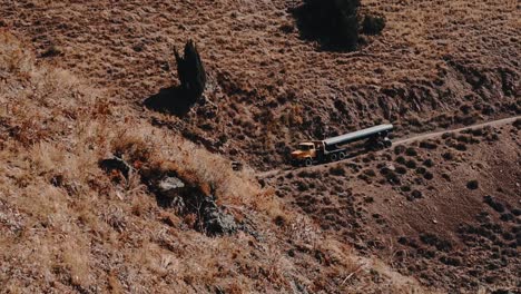 Tubería-De-Transporte-De-Camiones-Para-Petróleo-Y-Gas-Natural,-Construcción-En-La-Carretera-De-Montaña