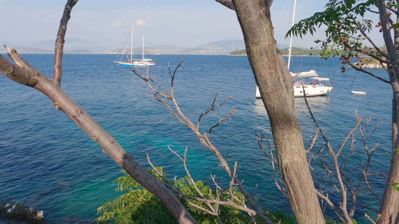veleros anclados a lo largo de la costa de la isla de corfú, pueblo pesquero de kassiopi, grecia