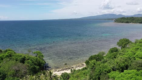 toma aérea de drones de una playa rocosa privada secreta en filipinas