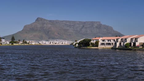 Kapstadt-Und-Tafelberg-Von-Woodbridge-Island,-Südafrika-Aus-Gesehen