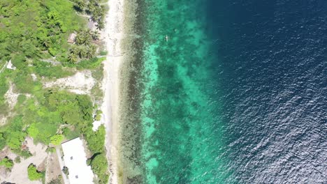Vogelperspektive-Aus-Der-Luft-über-Eine-Exotische-Küste-Mit-Einer-Wunderschönen-Korallenrifflinie-In-Türkisfarbenem-Wasser,-Philippinen-top-down-aufnahme,-Reisekonzept