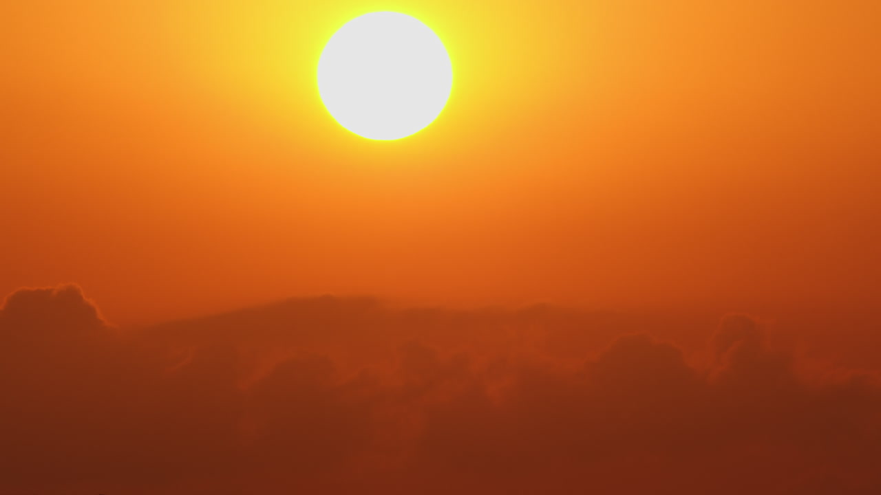 해가 뜨는 아침의 은 하늘