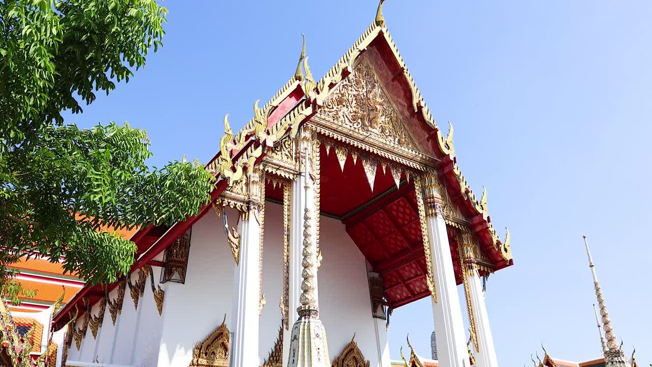 은 파란 하늘 아래 아름다운 사원 건축물