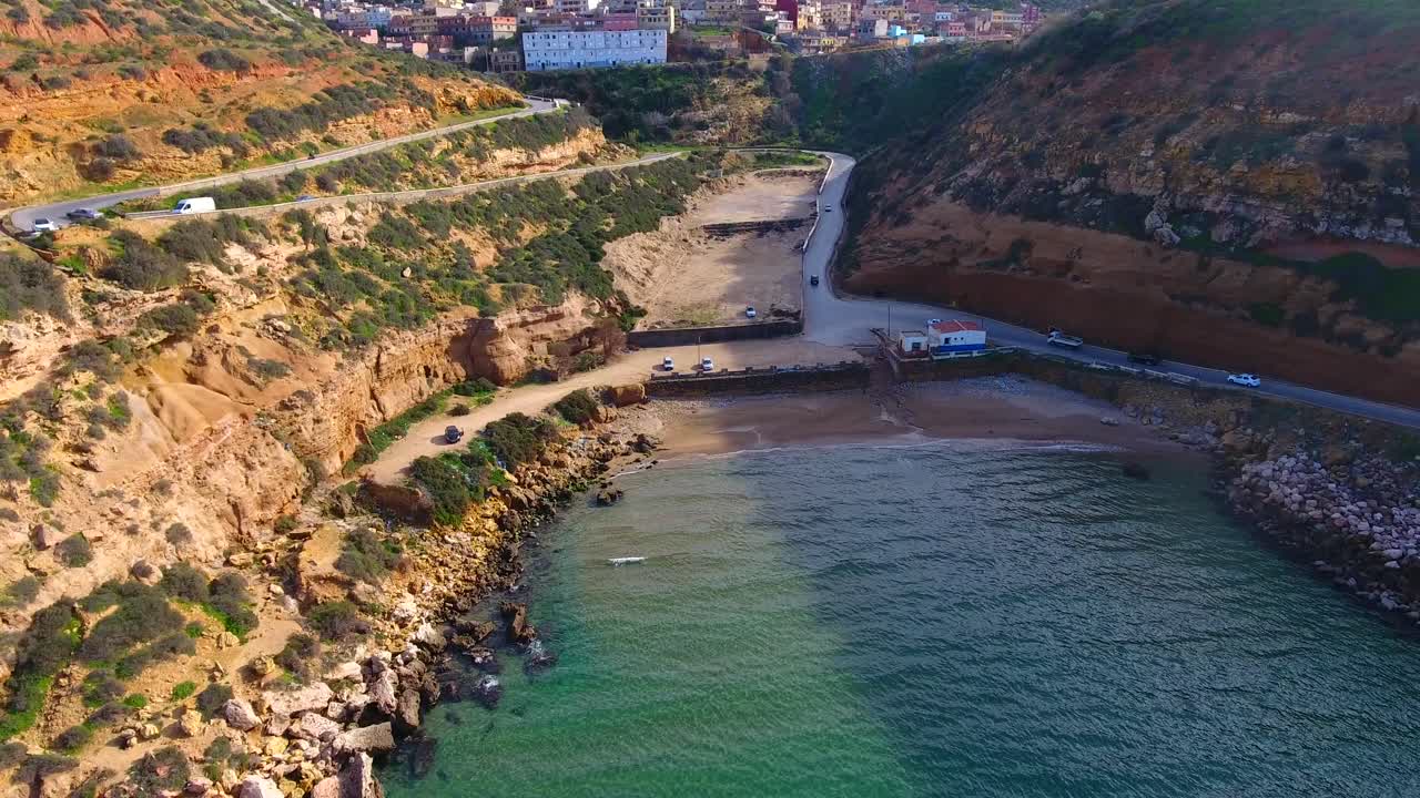 toma aérea por drones de un acantilado con vistas al mar con una carretera de montaña con coches que pasan en ain témouchent argelia