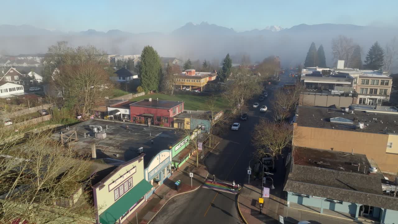 fort langley village durante el invierno en la ciudad de langley, columbia británica, canadá. niebla y montañas en el fondo. fotografía aérea
