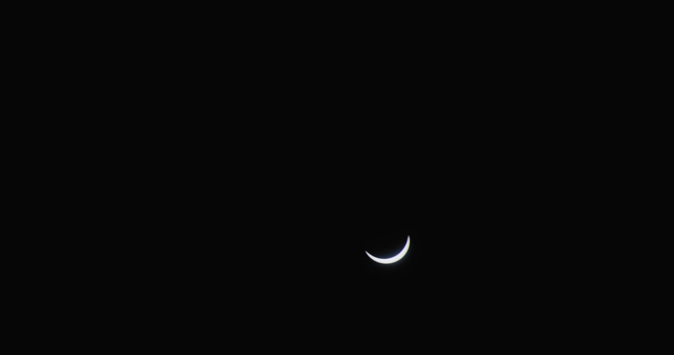 Um eclipse solar crescente sobre Little Rock, Arkansas, capturado no céu escuro