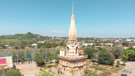 famoso y venerado templo budista wat chalong en phuket, tailandia