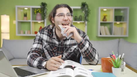 el estudiante masculino que gana dinero es feliz y alegre.