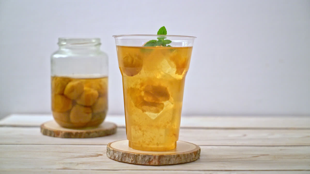 얼음과 민트를 넣은 중국 매실주스