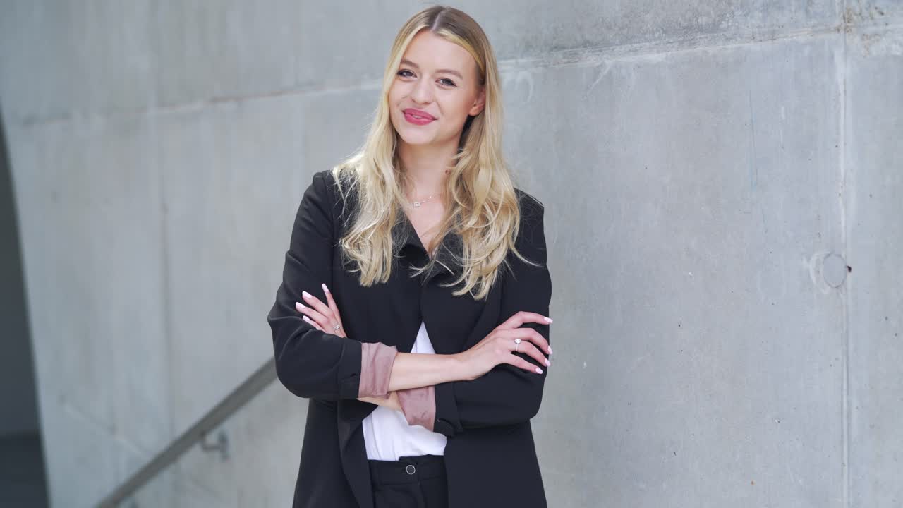 콘크리트 벽 앞 에 있는 사업가