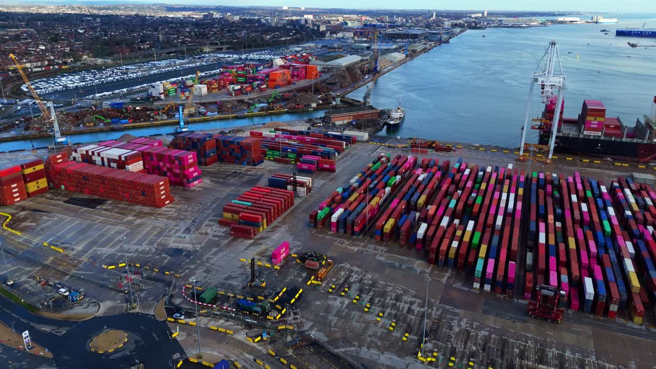 Rekaman panorama drone udara dari pelabuhan industri pengiriman kargo Southampton di Inggris. Pada hari musim dingin yang cerah dan berawan indah dengan sungai terlihat dan pabrik-pabrik di sekitarnya.