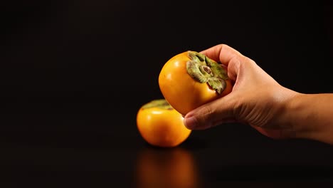 hände interagieren mit drachenfrucht auf dem tisch